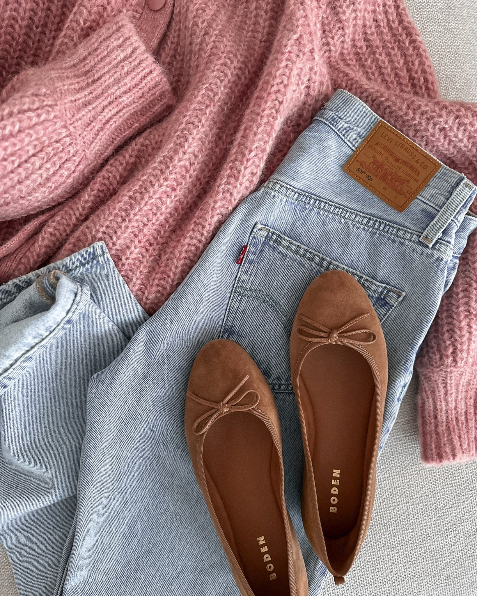 An effortless everyday combo: 
- light blue Levi's - model 90s, with a straight leg and mid-waist.
- a dusty pink cardigan (quite chunky & oversized)
- and the softest @Boden (UK) leather ballet flats. True to size, in a subtle camel shade. They're super lightweight, with a smooth leather lining for all-day comfort. 

#prefall #ad #outfitinspiration @Boden (US) #suedeflats

#LTKstyletip #LTKshoes