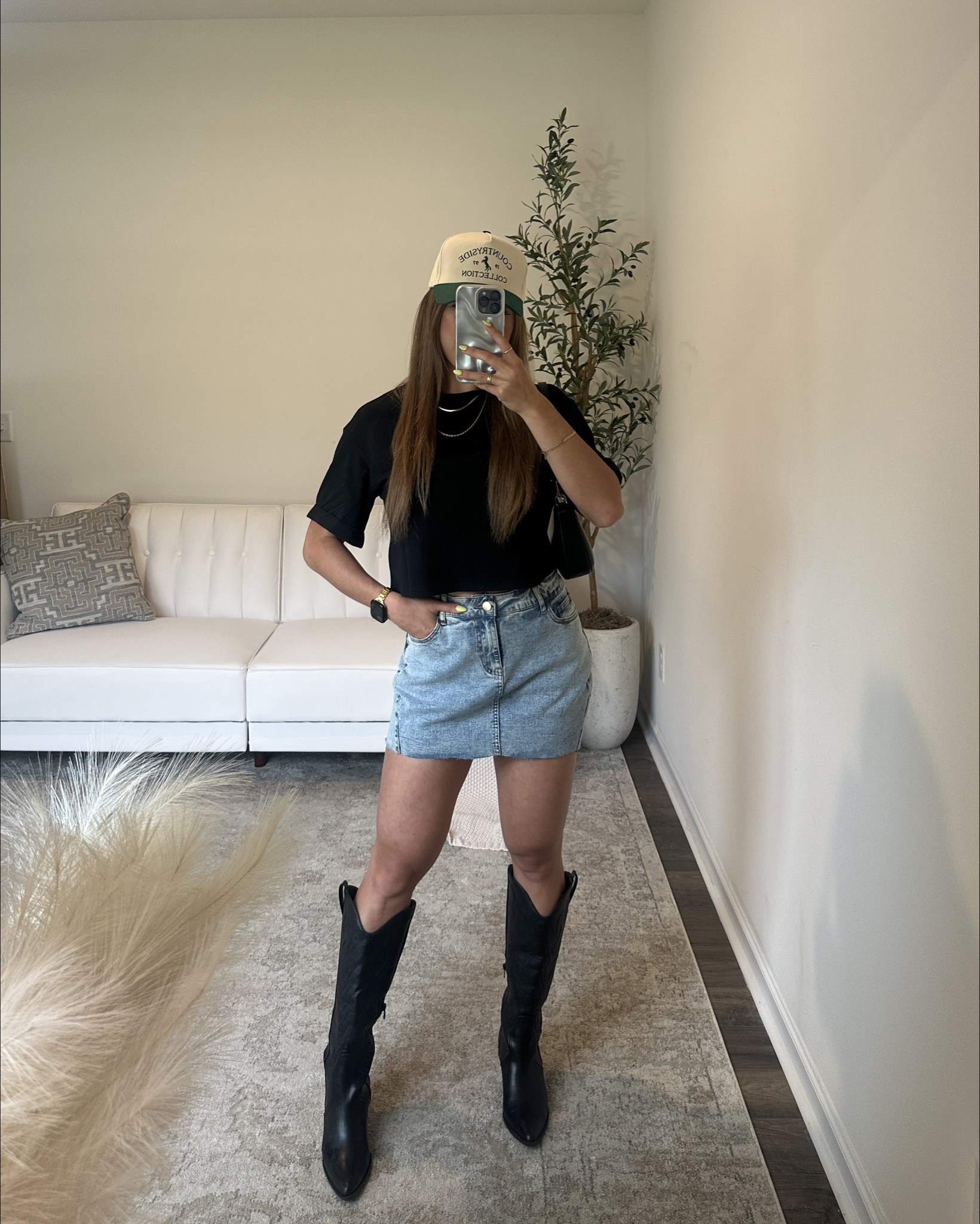 Tonight’s outfit linked! Sooo in love with every piece- from the hat to the skort to the boots..everything is chefs kiss!! 💋 