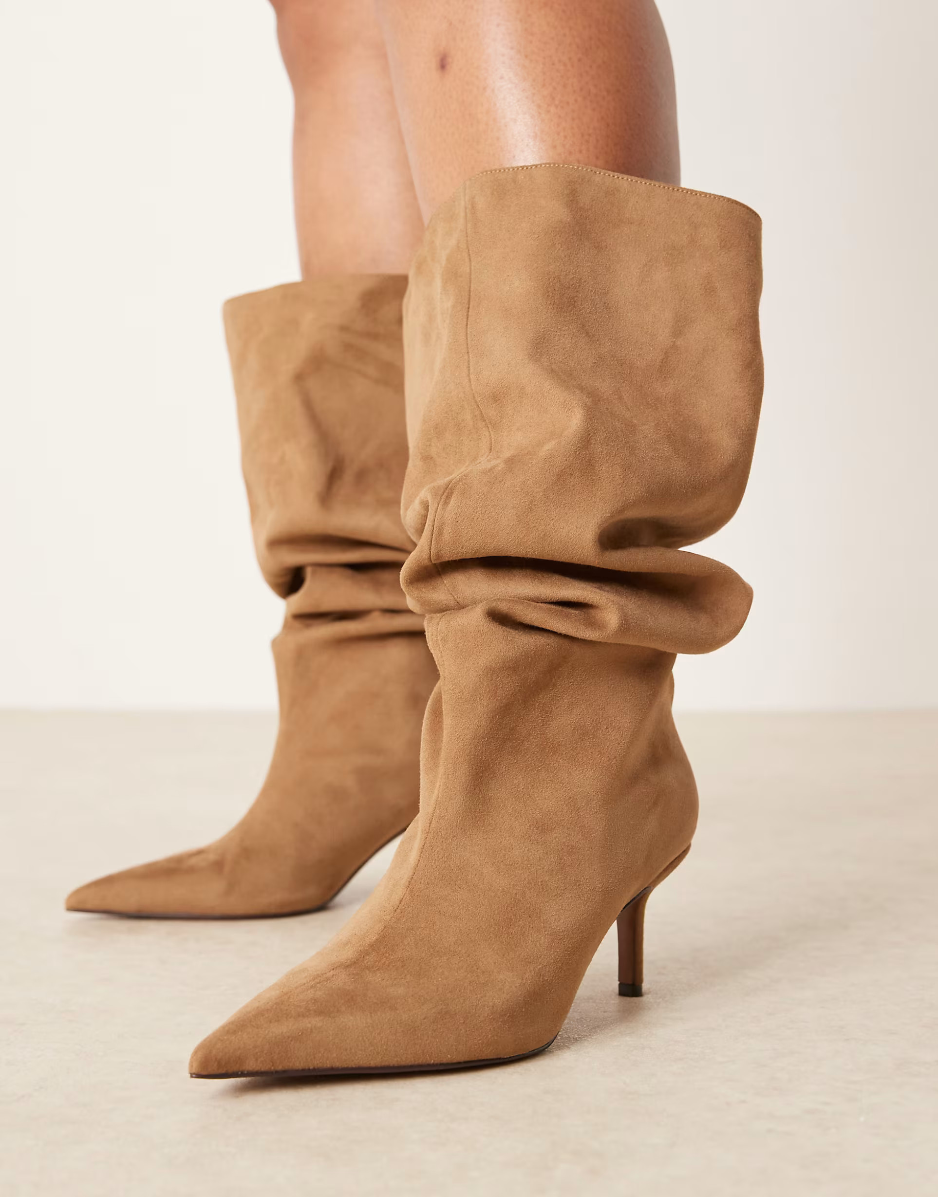 ASOS DESIGN Curve – Cydney – Lässige, kniehohe Schlupfstiefel aus Wildlederimitat in Sand | ... | ASOS (Global)