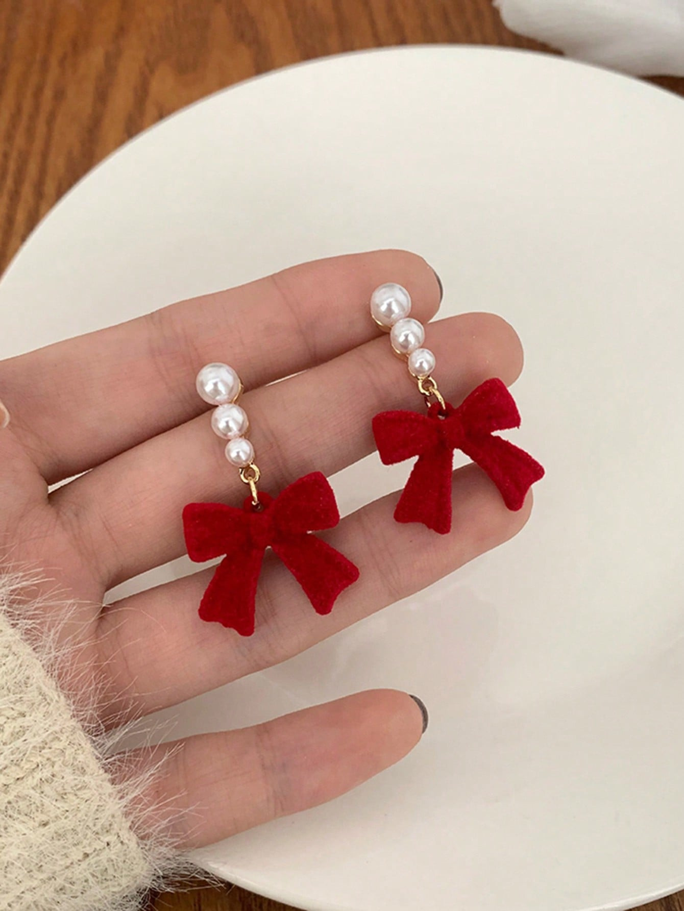 1pair Red Velvet & Pearl Bow Pendant Stud Earrings | SHEIN