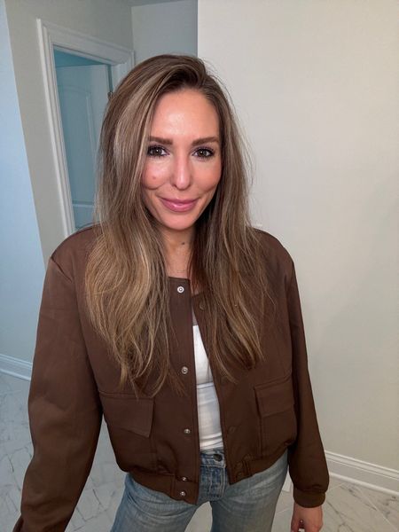 Everyday makeup / alright outfit

Medium in the colorescience sunscreen
Medium in the bronzer
Khaki in the eyeliner
Universal taupe in the brow gel 

Small in the jacket and top 


#LTKfindsunder100 #LTKfindsunder50 #LTKstyletip