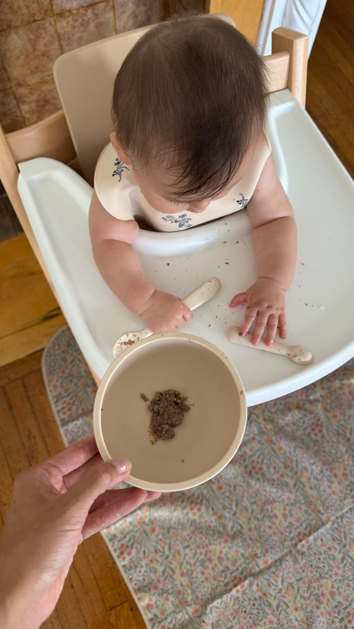 started solids 🥹 our high chair and everyday feeding items linked here! #ltkbaby #babyproducts #6months
