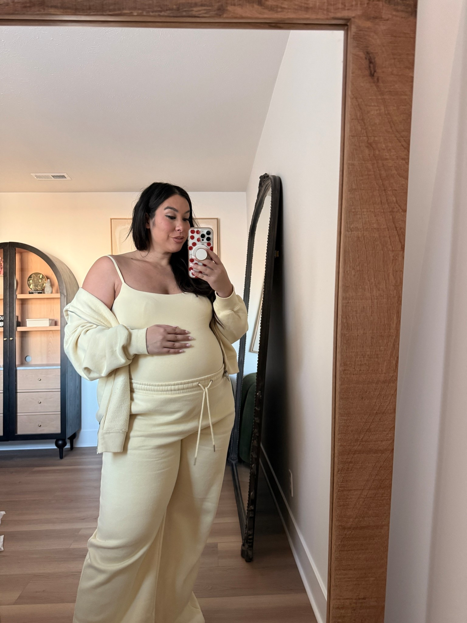 Size large tank size xl hoodie and sweatpants 

#LTKMidsize #LTKmomlife