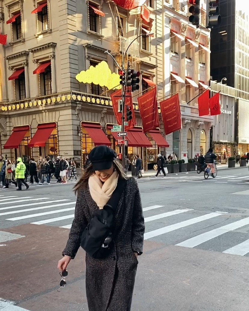 do you watch the @macys thanksgiving day parade? we always do! one year when i was living in nyc my whole family came into town and rented an apartment across from @thegarden. we watched the parade from the uws and had thanksgiving dinner in the west village! 

sharing our guide to visiting nyc at christmas on the blog - featuring the best window displays, festive restaurants + holiday markets ✨

“It’s tradition for us to window shop and hop from festive displays to festive bars and trees in NYC around the holidays. I grew up visiting NYC as a kid and spent my 20’s living and working in NYC as a Broadway Actress.

There is something so special about NYC at Christmas time - the crisp air, the twinkling lights, and buildings - the festivities are plentiful in the Big Apple, ringing in the holiday season and ushering in the New Year!”

continue reading about the shops, sips + style on the blog ✨

#cheers #nyc #vintagestyle #travelguide #blog #blogger #nycatchristmas #happyholidays #photography #cartier