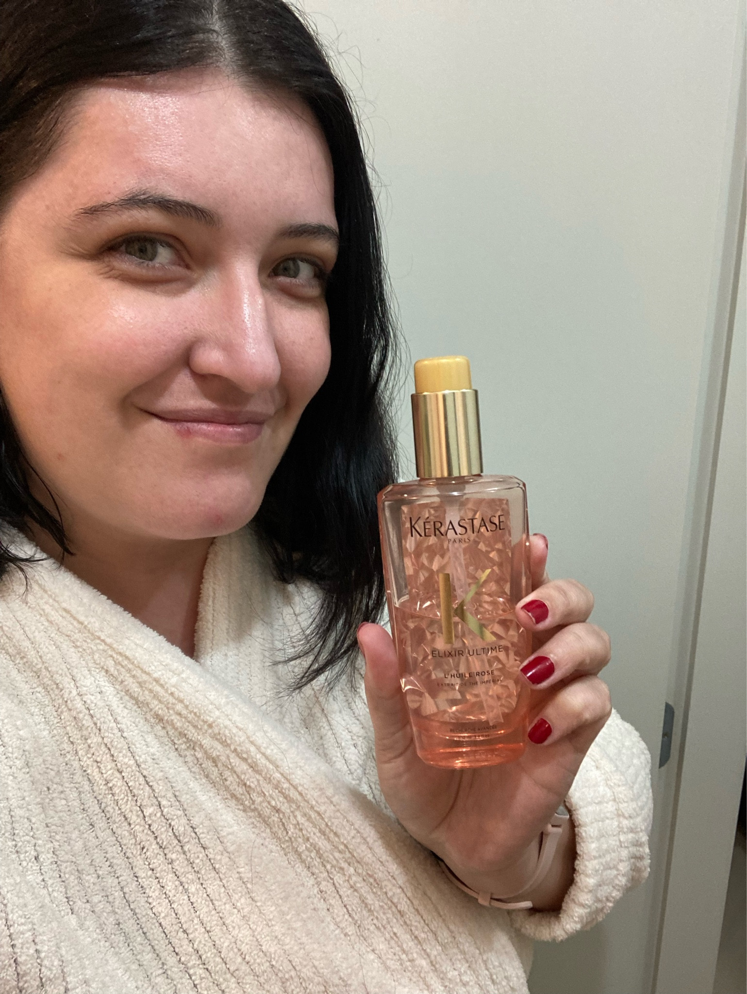 Tá chegando a hora de dormir e já estou com meu Elixir Kérastase para cabelos tingidos. 
Essa semana tingi meu cabelo e o cuidado precisa se intensificar. Eu passo a noite antes de dormir bastaaante e no dia seguinte eu lavo. Nos dias que não vou lavar o cabelo passo só uma gotinha na palma da mão, esfrego e passo nas pontas, depois coloco minha touca de cetim. Garantia de cabelo sedoso! 

#LTKbeauty #LTKbrasil