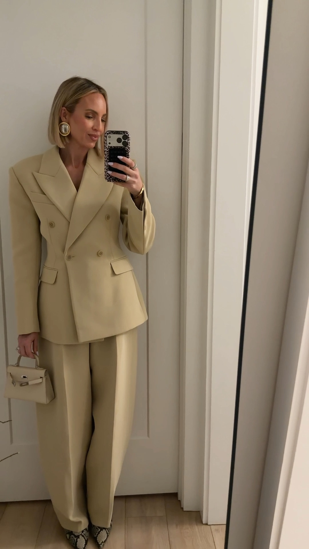 Date night time! Wearing a small in the blazer and pants. Designer inspired bag is from 
https://www.avonaofficial.com/ashley22 

Use code ASHLEY22 for 22% off


#LTKootd #LTKgrwm #LTKdayinmylife