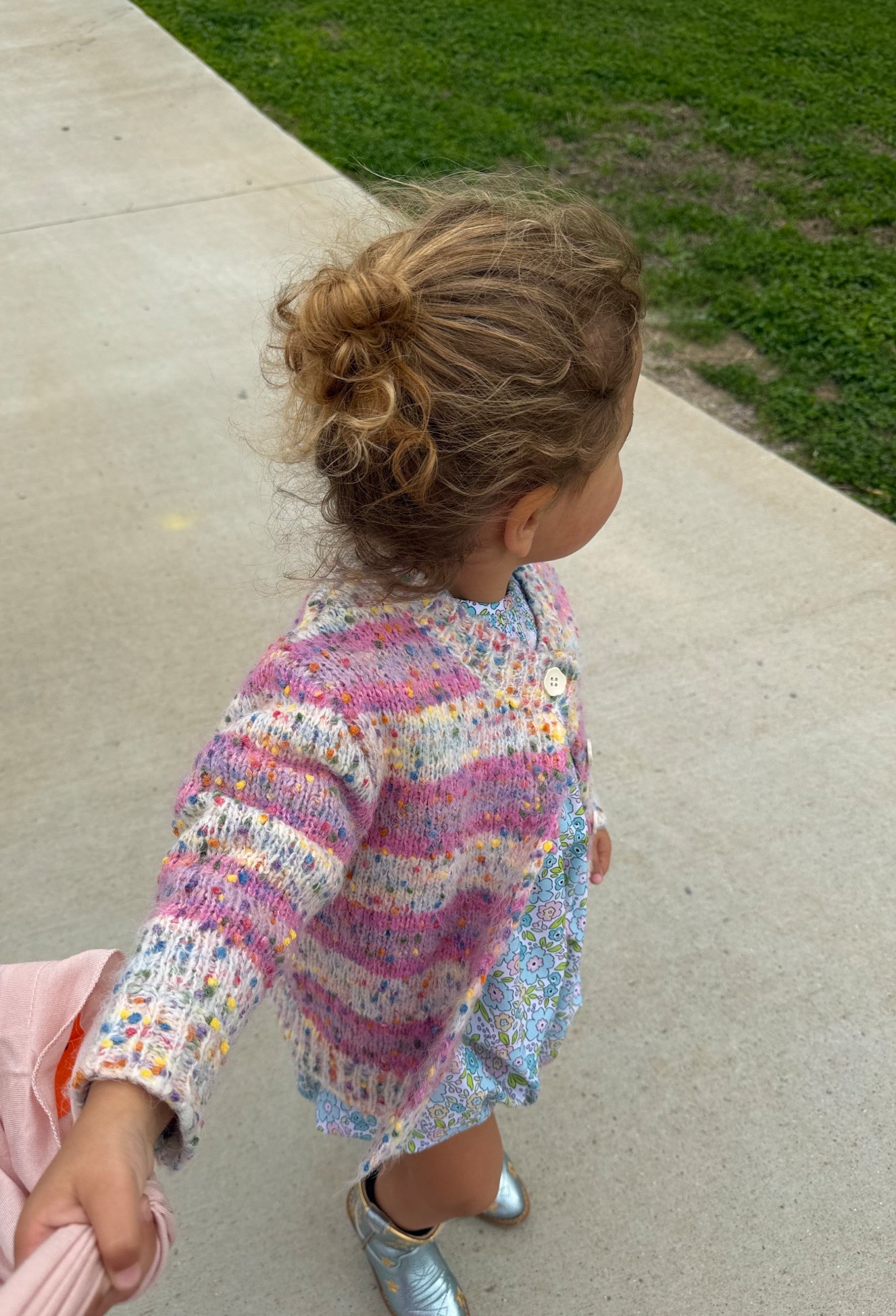 Color knit cardigan for toddler girls! 
Under $20🩷

Dressupbuttercup.com #dressupbuttercup #dederaad 

#LTKKids #LTKSeasonal