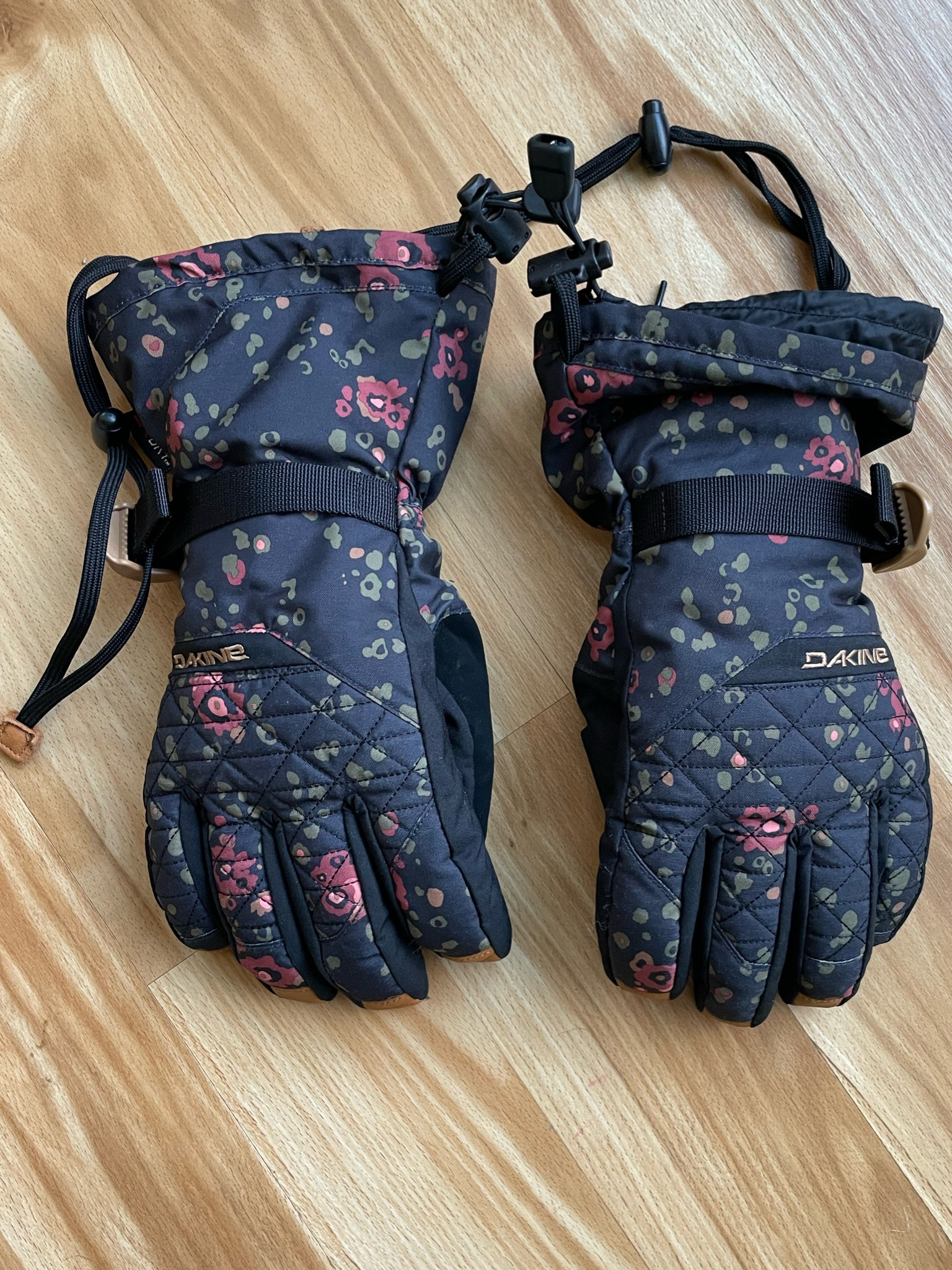 My winter gloves from 3 years ago and I’m still loving them just as much! They’re so warm! They have an inner layer that you can wear alone if you don’t need all the warmth! 

As of now, this exact print/glove  isn’t available but I linked similar and will link original if I see it back in stock 

Also for sizing reference, I ordered a medium/7 
 #winter #snowgear #womensgloves 

#LTKStyleTip #LTKSeasonal #LTKActive