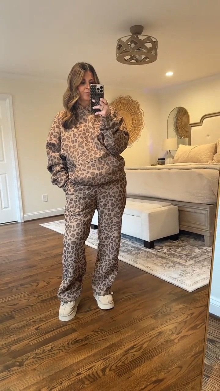 Leopard print + Comfrt = the cozy combo I didn’t know I needed. 🐆✨ Soft, oversized, and perfect for everything from coffee runs to couch days.
#Comfrt #ComfrtSet #LeopardPrint #CozyStyle #OOTD #CasualChic #Loungewear #WomenOver40 #FashionFinds #EverydayStyle