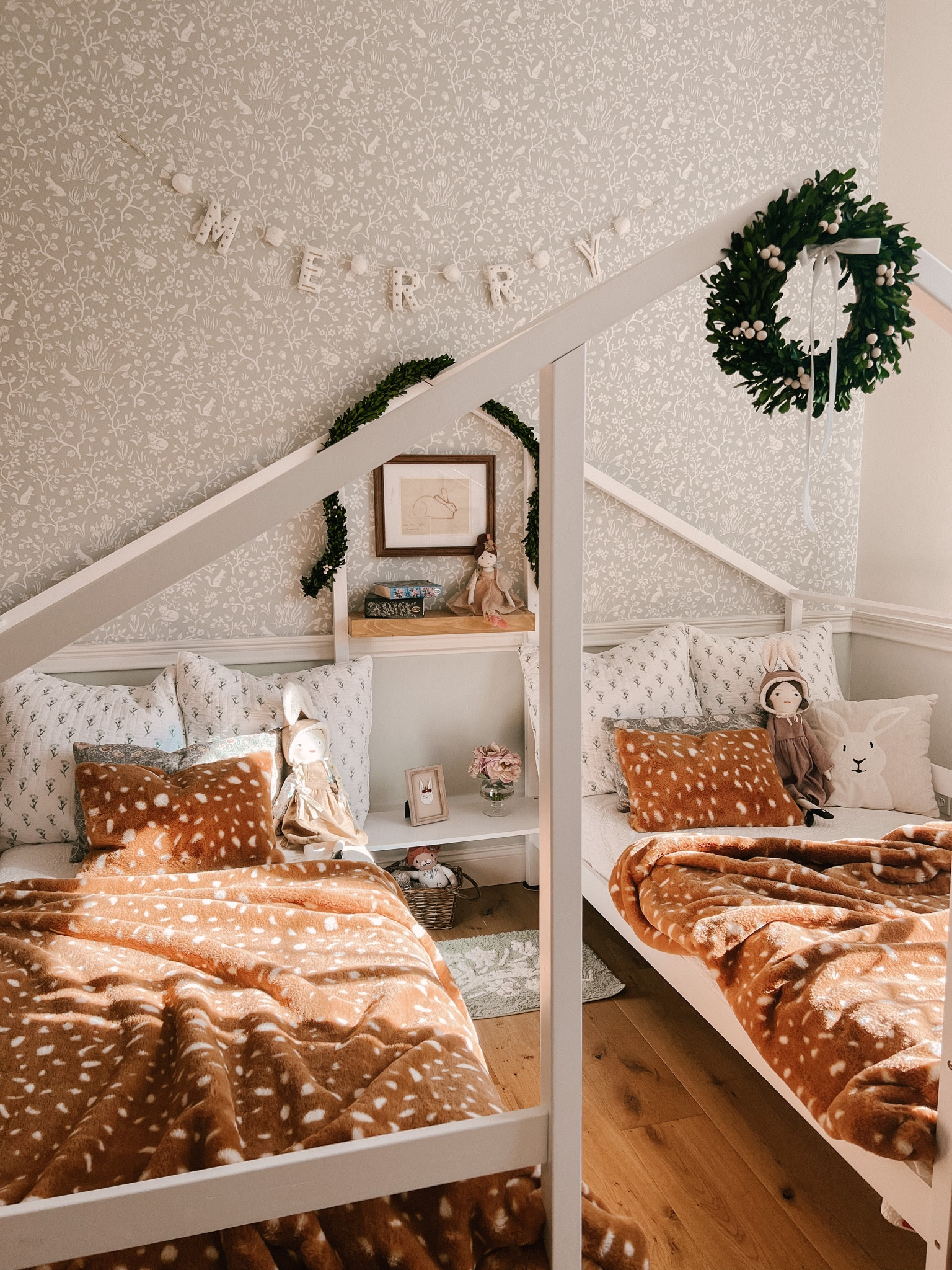 The Christmas decorations are going up! ✨ Sharing a blog post early next week on the 3 simple ingredients to holiday decorating … if you like simple, minimal shifts in decor from season to season, this post is for you! 💛 

#LTKHoliday