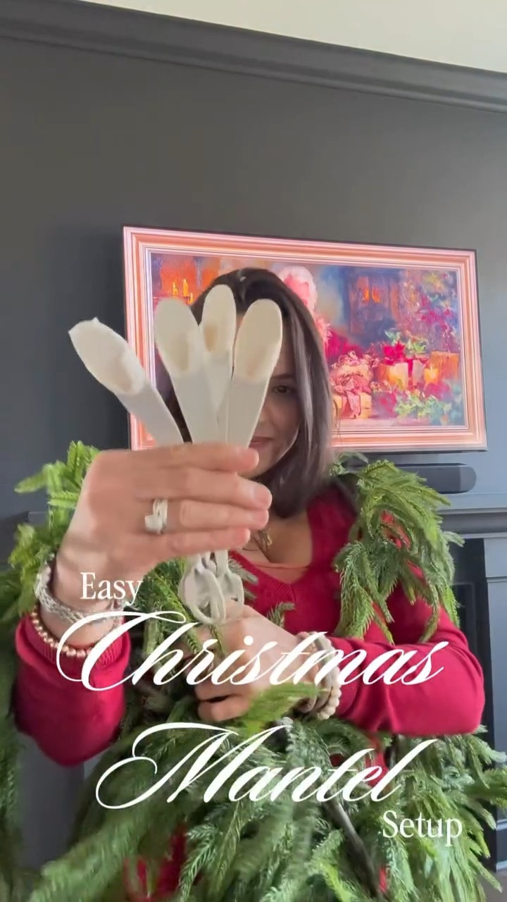 🎄 Garland season made easy! I used 3 Command hooks for heavier garlands (2 works for lighter ones) they won’t damage your walls! Mix a splurge garland with an affordable one for a full look 💚✨ 

#HolidayDecor #GarlandTips #ChristmasDecor #christmas #foryou #foryoupage #traditionalchristmas