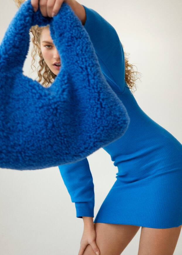 Textured faux-shearling bag | MANGO (US)