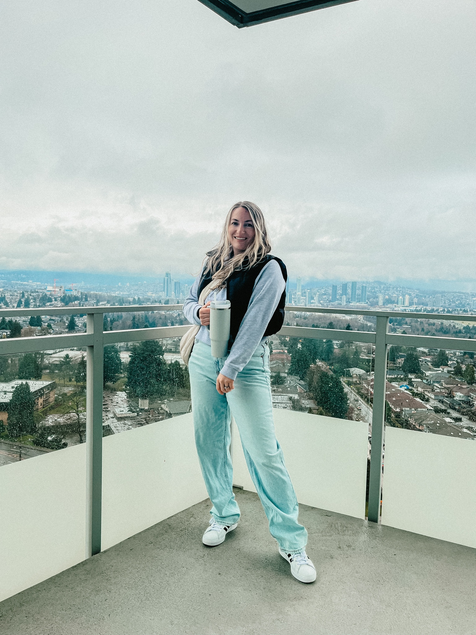 Wide leg jeans, American eagle, hockey mom, casual outfit, puffer vest, midsize outfit, size 10, size 12

#LTKSeasonal #LTKmidsize #LTKstyletip