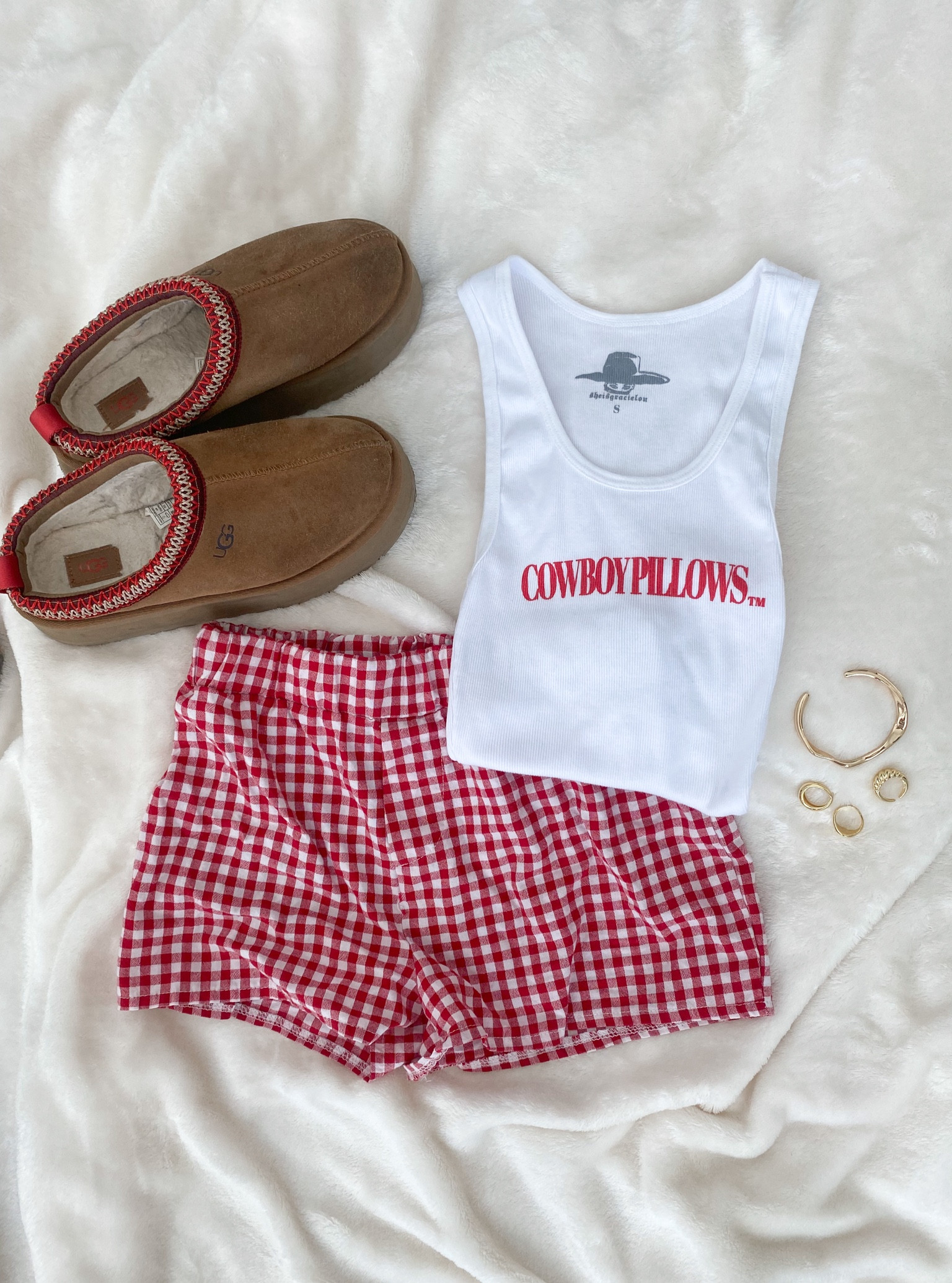 cute comfy cowgirl summer outfit! 🍓
cowboy pillows tank: s
amazon red plaid y2k shorts: xs


#LTKstyletip #LTKtravel #LTKfindsunder50
