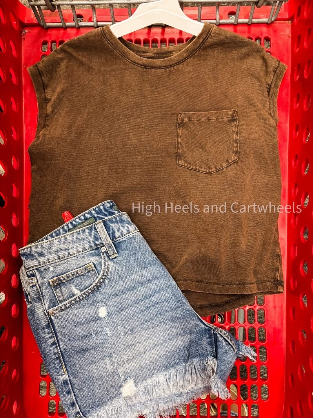 Cute, simple, and chic — exactly how we like it! 🤎 This effortless look is all from Targ and is the perfect everyday outfit.