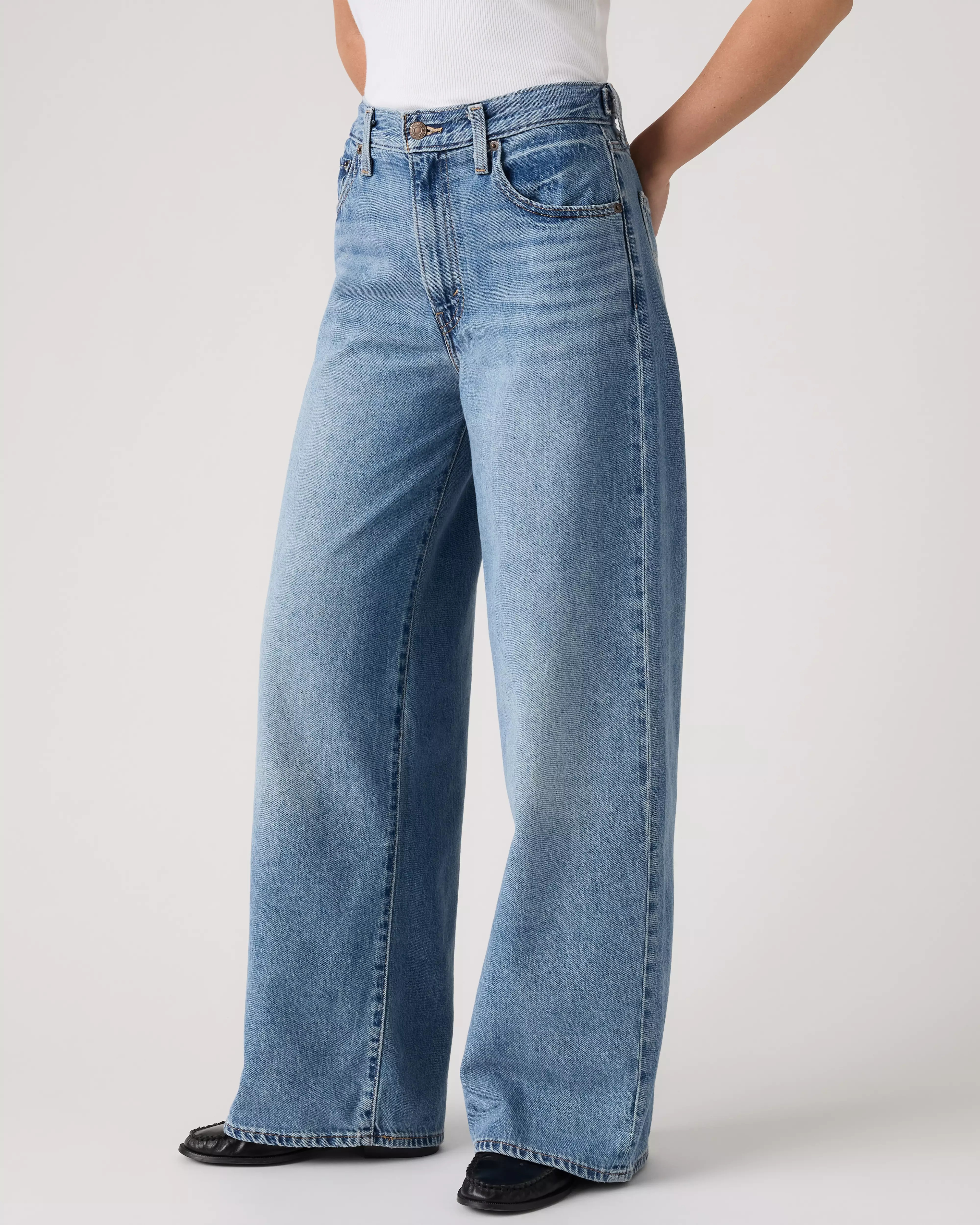 Model is 5'6", Waist 27", Wearing Size 27 x 29 | Levi's US