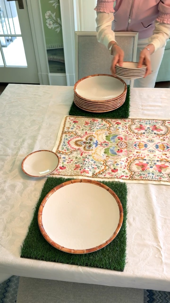 Let’s set a spring tablescape together! My mother is prepping for a little party and I thought I’d share her process! 💐🌸