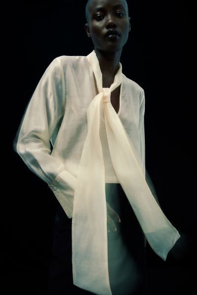 Tie-neck blouse - Light beige - Ladies | H&M GB | H&M (UK, MY, IN, SG, PH, TW, HK)