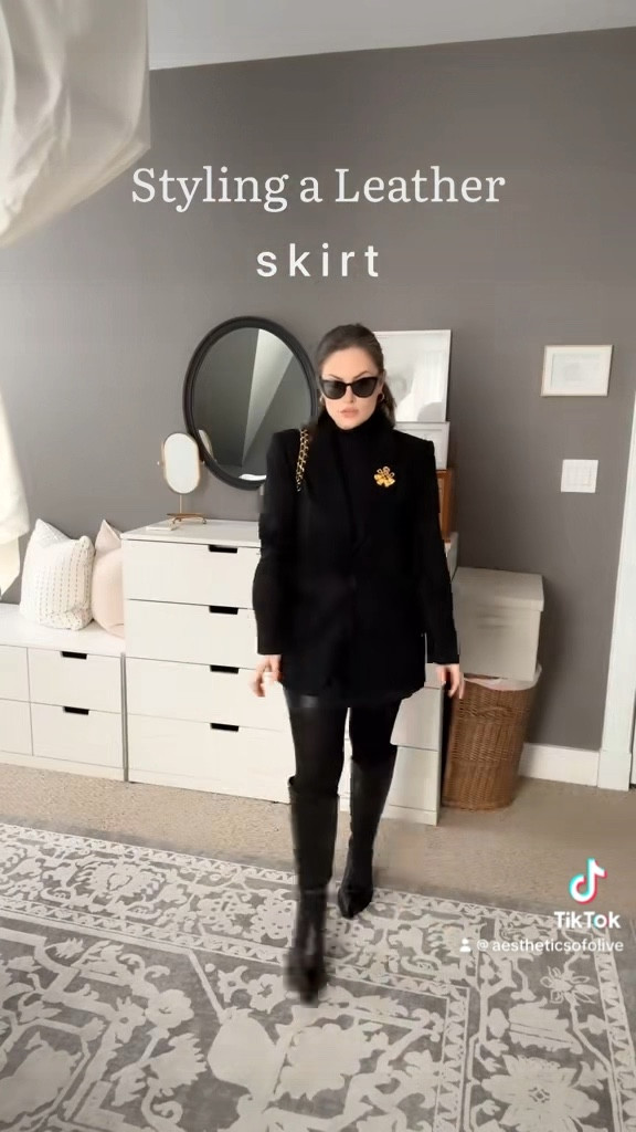 I’m wearing a M in the Aritzia black turtleneck. 

#LTKVideo #LTKmidsize #LTKworkwear