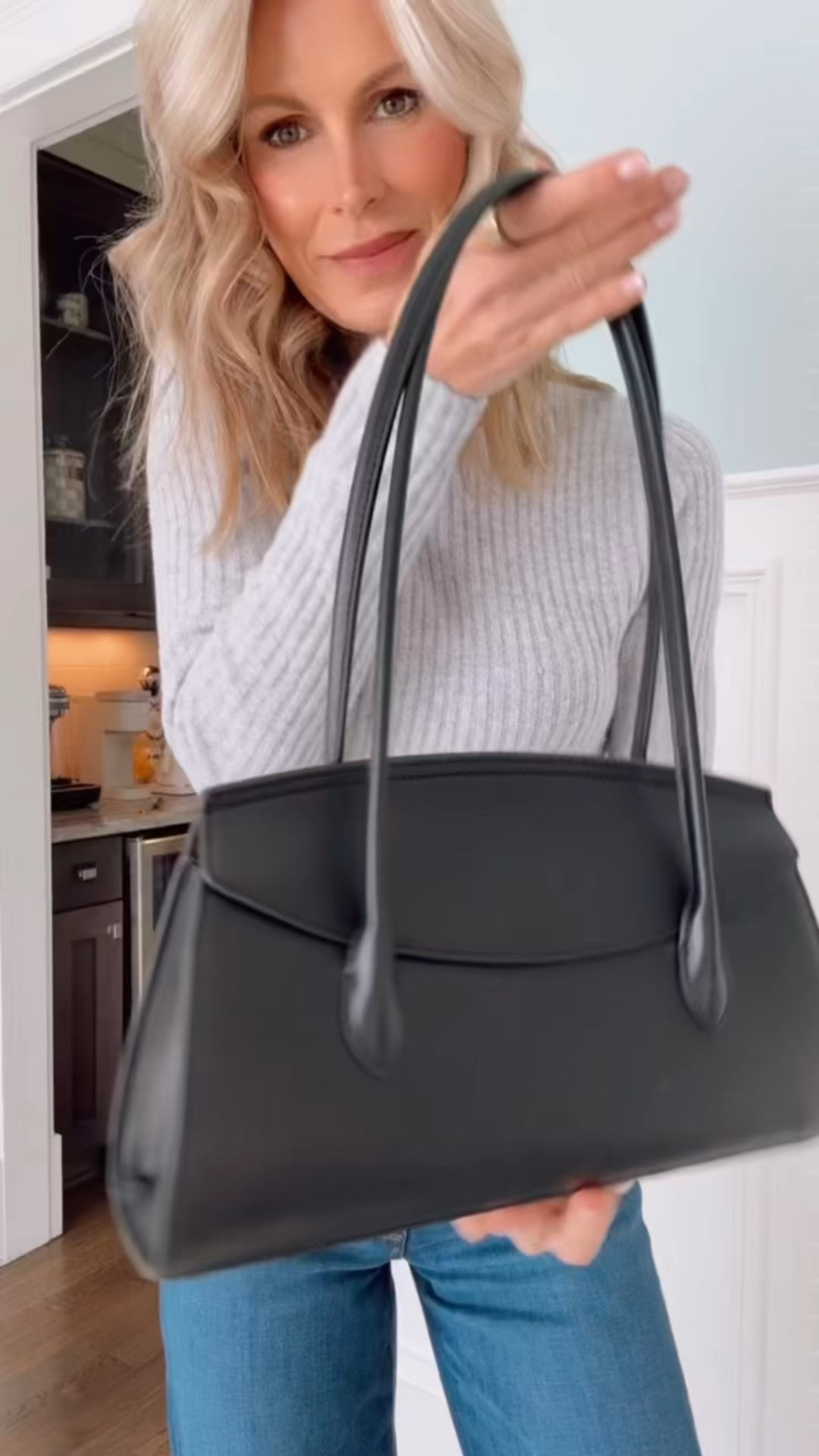 I love how this black purse is structured but still everyday and goes with everything in my closet. @onequince #quincepartner 


#LTKSeasonal