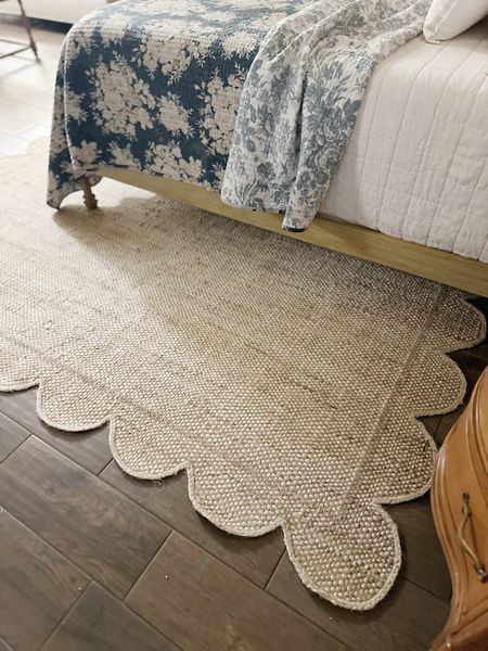 I am loving this cute scalloped rug!!

It was the perfect addition to this clients guest bedroom. 

I am so impressed with the quality.
Unlike some of the scalloped sisal rugs, this one doesn’t shed. 

#bedroomrug #arearug #scallopedrug 



#LTKHome #LTKSaleAlert #LTKStyleTip