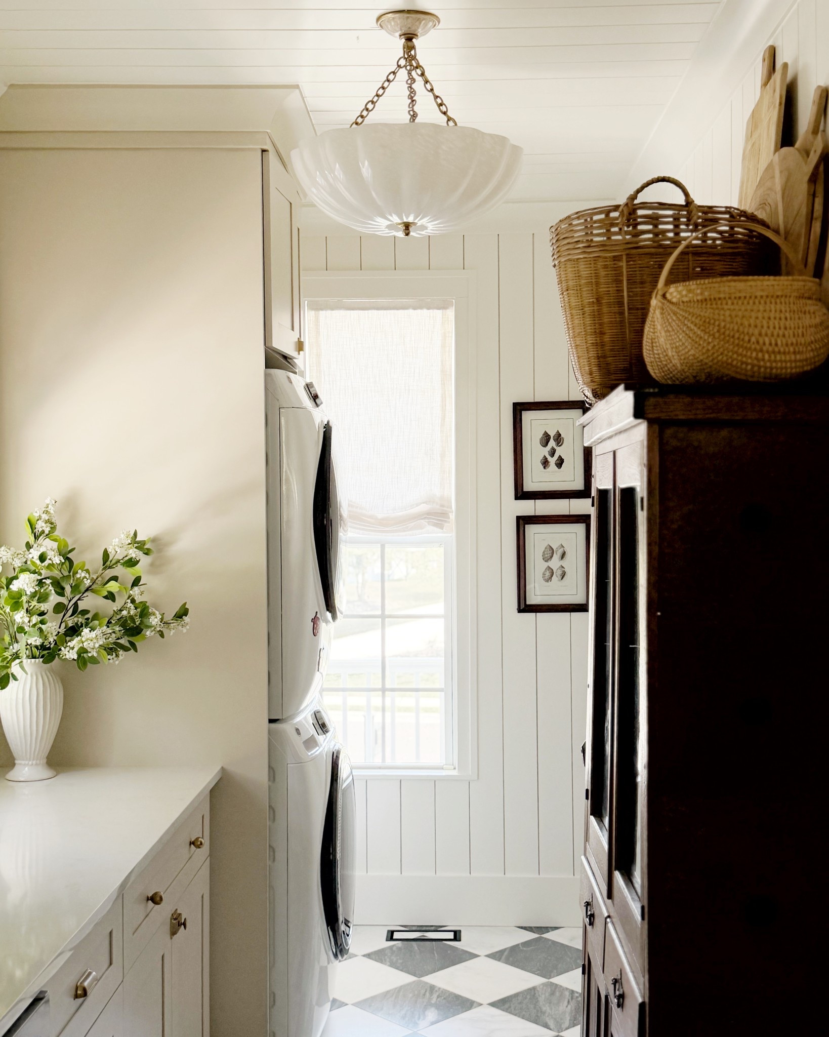 Our front windows are looking different in the best way.
We added the most beautiful Roman shades to soften the space and filter that golden afternoon light. @TWOPAGES 

Custom Relaxed Roman Shades
Liz - Beige White 1908-1
Inside Install
cord material plastic in white
cord loop position right
privacy liner

#twopageschallenge #twopagesglowup