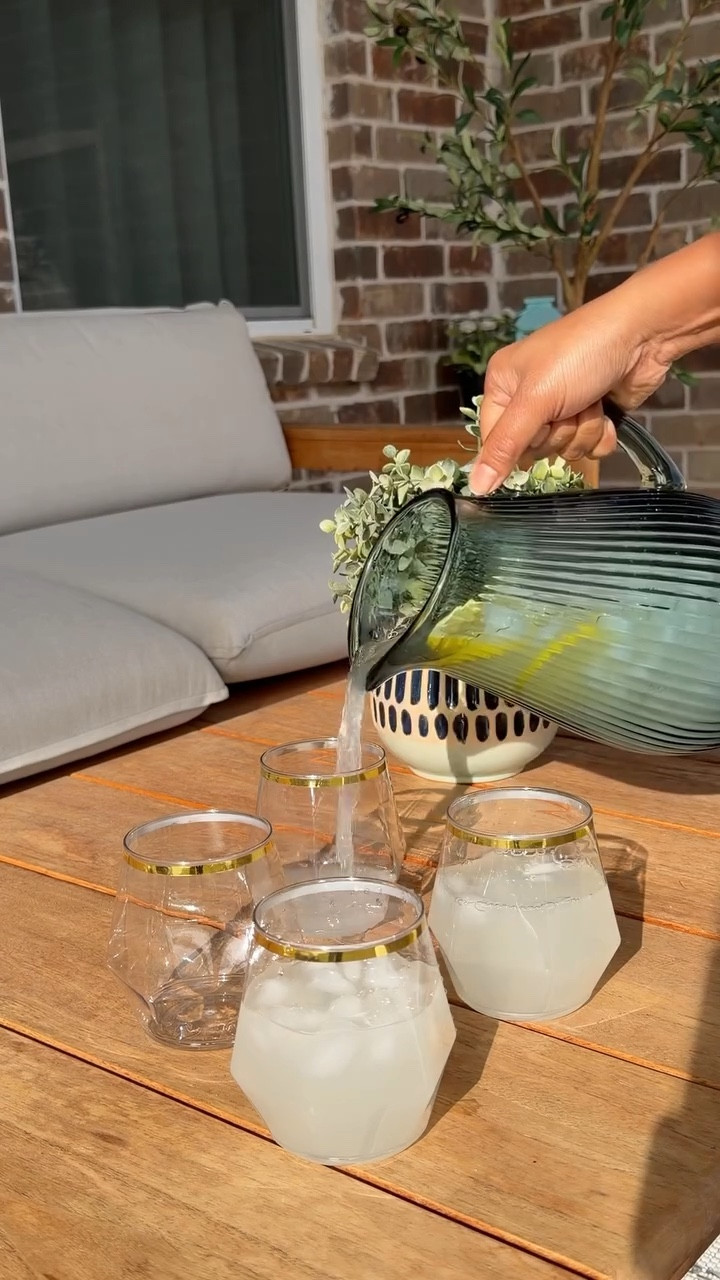 Cheers to stress-free spring gatherings with @tossware.  A subtle gold touch makes every moment shine!  #ad 

#springgathering #springmoments