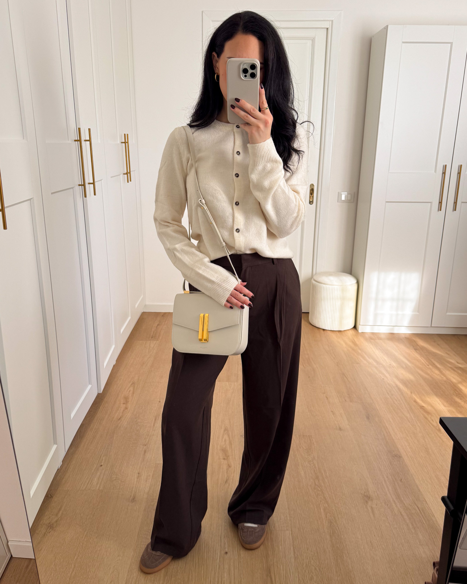 cardigan H&M, pantaloni sartoriali, adidas spezial marroni, demellier bag 

 #LTKitalia #LTKeurope #LTKwinter