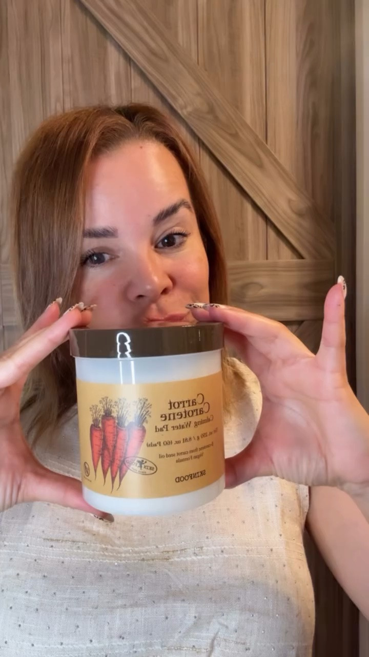✨ lately I’ve been focusing more on healthy glowing skin instead of heavy makeup 🥕

there’s something about a simple skincare routine that gives that natural “filter-like” glow ✨ especially on days when my skin feels tired or sensitive.

I’ve been loving products that help calm, hydrate, and leave my skin looking fresh and smooth 🥕✨

as a busy mom, I love skincare that feels simple, effective, and easy to stay consistent with 🧡

this routine has honestly become one of my favorite little self-care moments ✨

@skinfood_global @skinfood_us

what’s one skincare product you always go back to? 🤍✨

#SKINFOOD #SKINFOODCARROTTONERPAD #Carrotpad #Koreano1tonerpad #Kbeauty