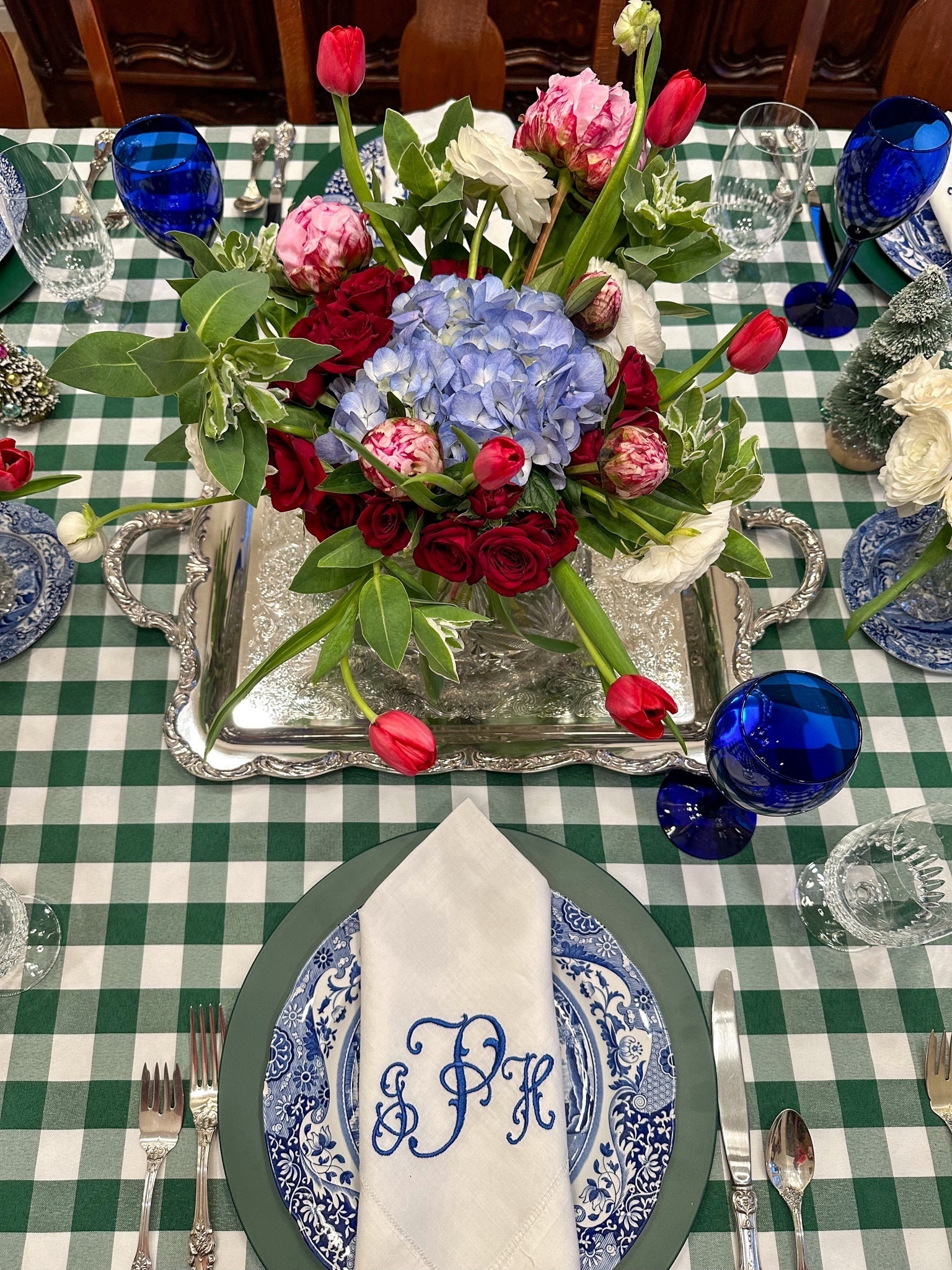 Colorful Christmas table with my favorite Spode Blue Italian!💙🤍

#LTKGiftGuide #LTKHoliday #LTKhome