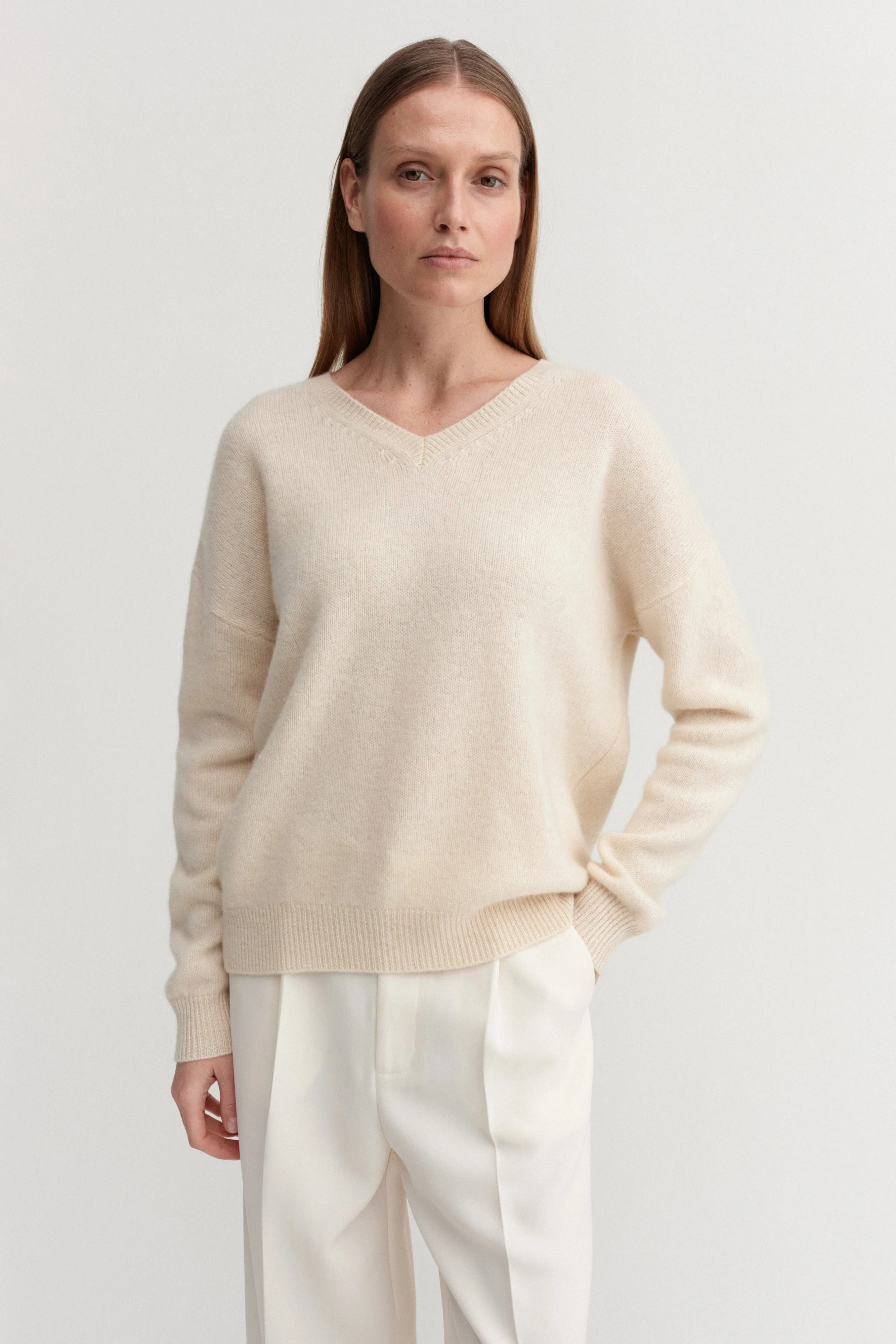 Zaya V-neck Sweater, vanilla | Almada Label