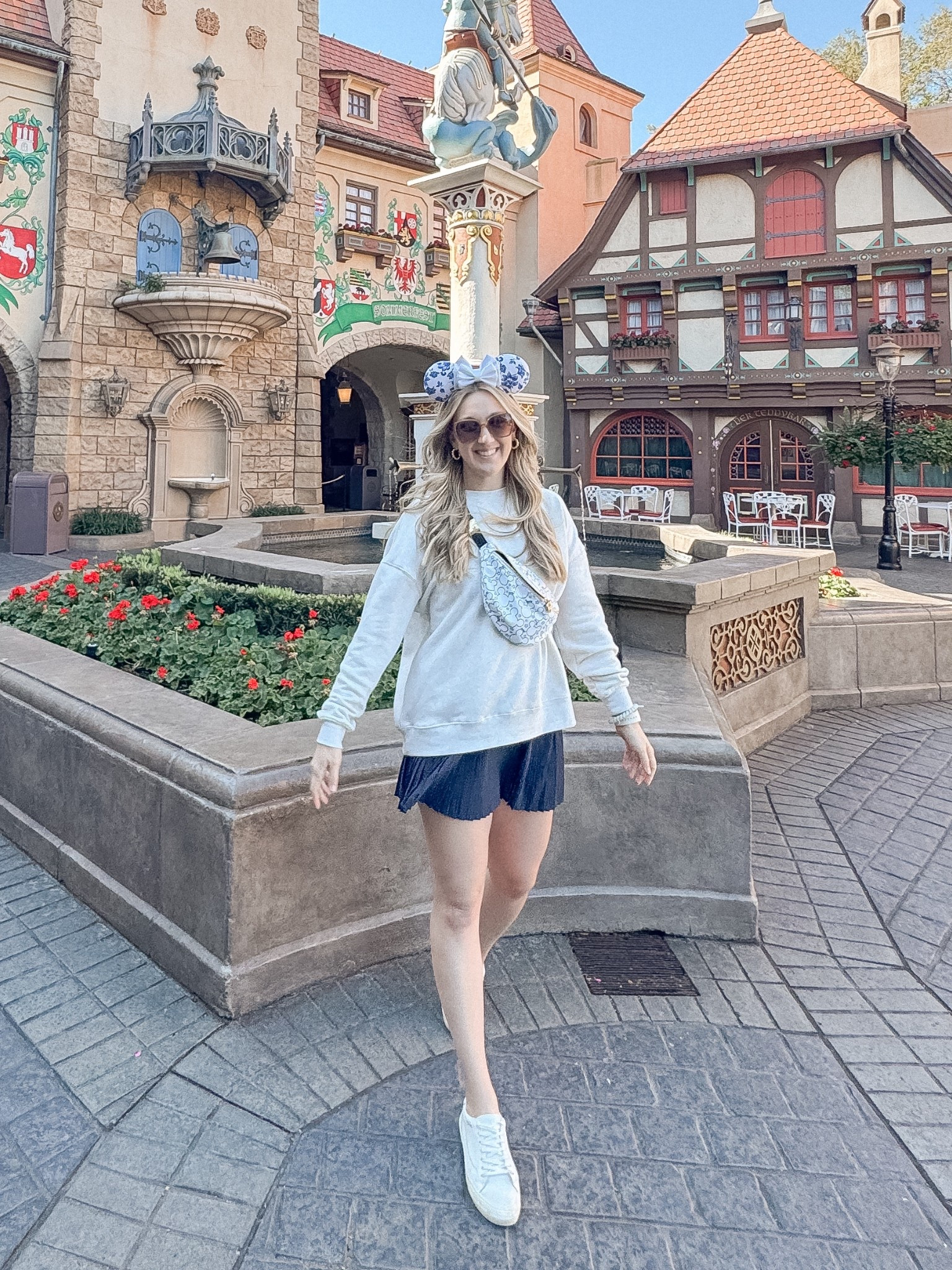 Disney mom, Disney dress, Disney style, Disney athleisure, Spring Disney outfit, minimal Disney aesthetic, chic Disney outfit, elevated Disney aesthetic, Walt Disney World outfit