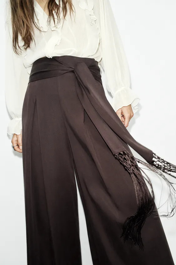 Model height: 178 cmHigh-waist trousers featuring a fringed belt. Front darts and a wide-leg desi... | Zara DE