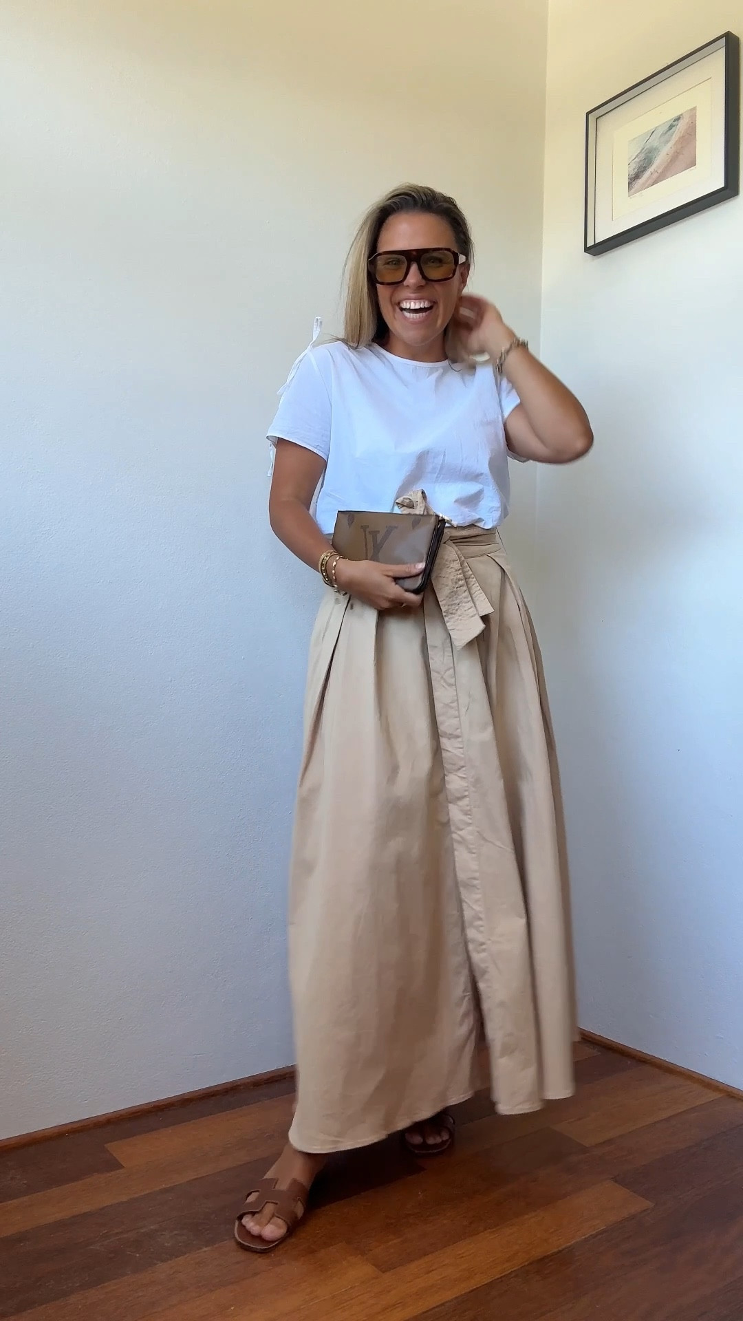 She’s simple, she’s chic… and she’s too toned. Outfit of the day.

Sunglasses are BAULUS

#LTKsummer #LTKaustralia