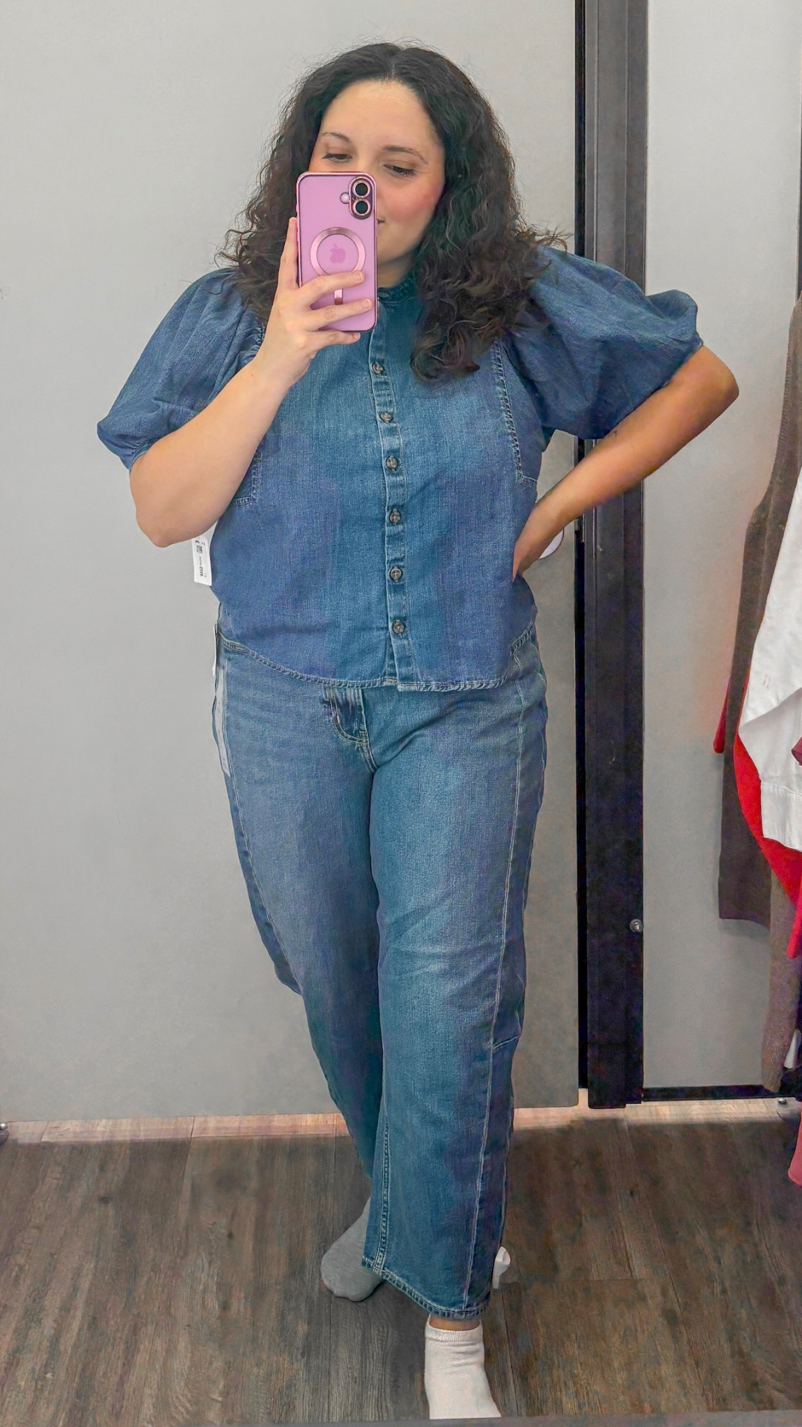 Old navy barrel jeans and puffed blouse
Denim on denim for fall midsize mom

#LTKMidsize #LTKStyleTip #LTKFindsUnder100