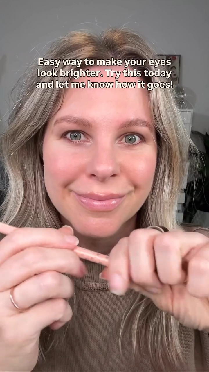 Try this out and report back! I'm passionate about easy, effective makeup, so follow along for more daily makeup tips for women over 35. This eyeliner is from @tartecosmetics; if you'd like to try it, just let me know in the comments below and I'll send it your way!