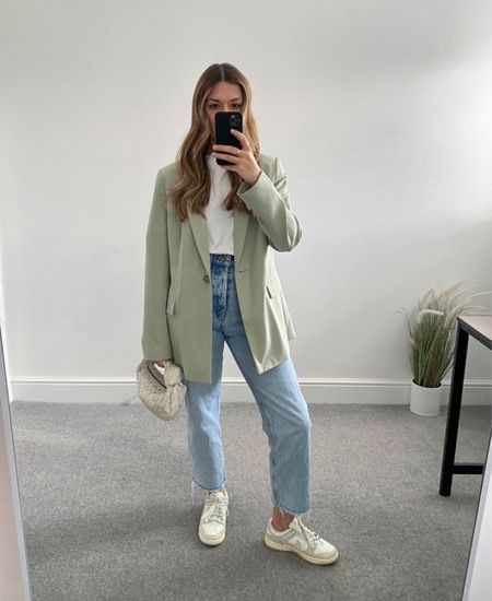 Spring greens 🌱

I’m obsessed with the colour of this sage green blazer! I sized up to a large (it’s very fitted). My Nike dunks are currently out of stock but they’re the ‘bone’ colourway.



#LTKstyletip #LTKeurope #LTKSeasonal