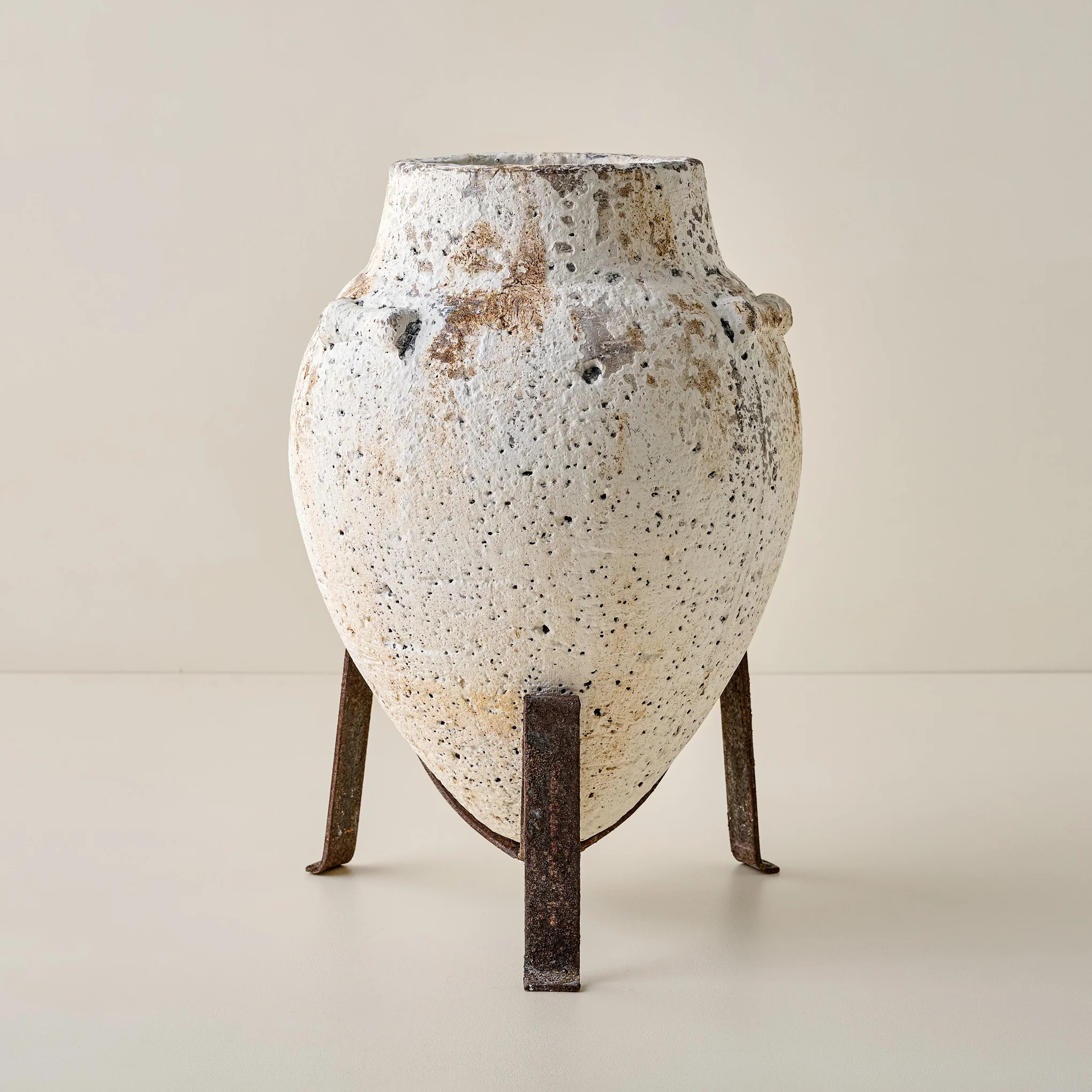 Rustic Cortona Vase on Stand | Magnolia