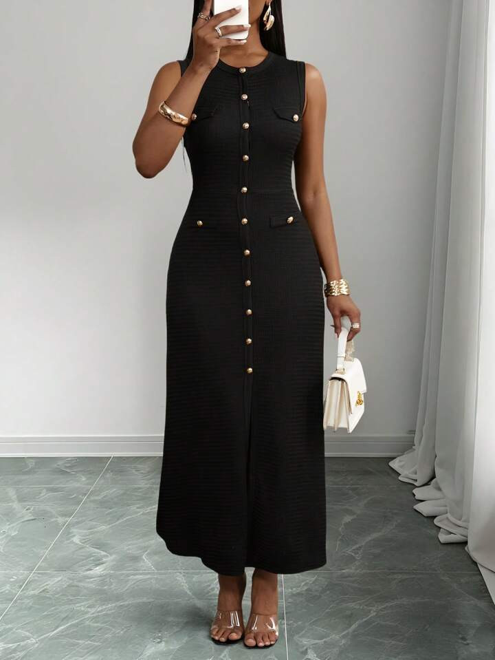 Slaydiva Neues Frühlings- Und Sommerkleid Für Damen, Lässig Und Elegant, Mit Rundhalsausschnitt, Ärmellos, Mit Flügelklappe, Dekoriert Mit Metalldornverschlüssen, Fischschwanz-Rock-Hüftrock Mit Offenem Schlitz, Schwarzes Strukturiertes Gestricktes Material | SHEIN