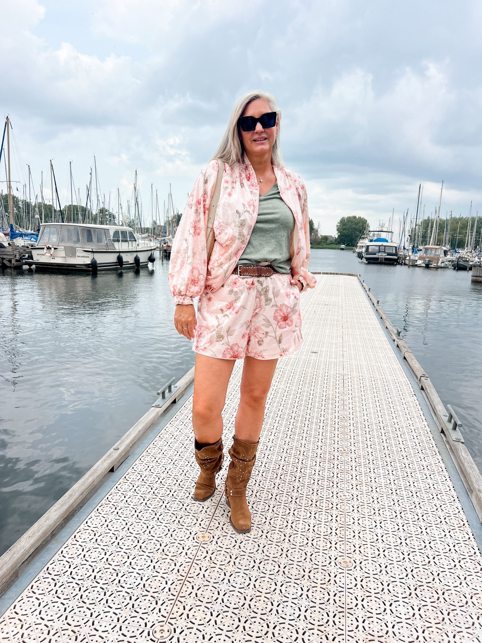 Ootd - Monday. Sequin short + bomber set for which I can’t find a good alternative (Poespas x Amaya), oversized sunnies, kaki t-shirt, brown studded belt and boots. 



#LTKsummer #LTKnederlands #LTKeurope