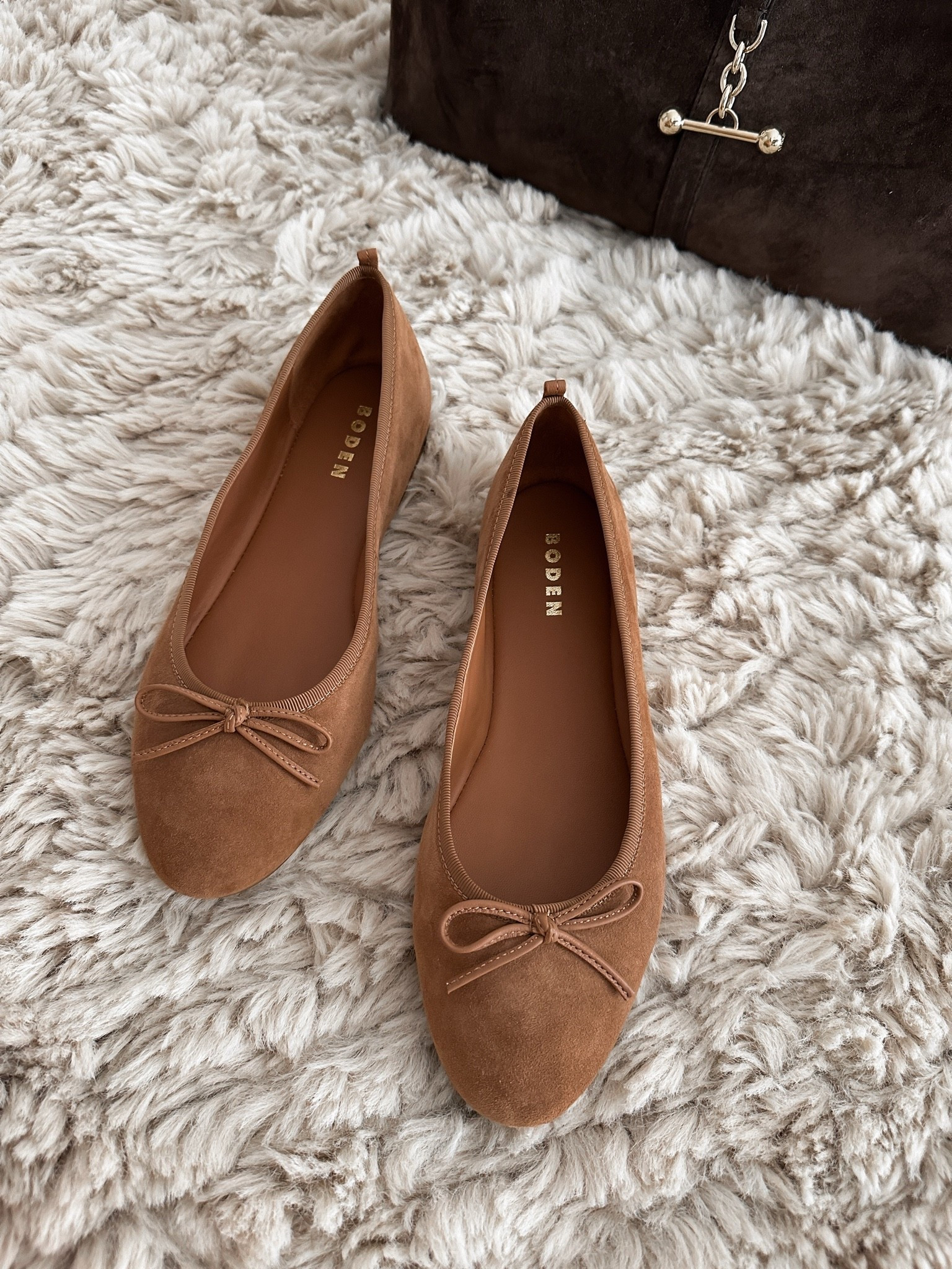 Boden suede camel ballet flats 🤎
Super lightweight, comfy and perfect for the transitional season.
True to size.

US and EU links below.
___
@Boden (UK) @Boden (US) #ad #autumnfashion

#LTKautumn #LTKshoes