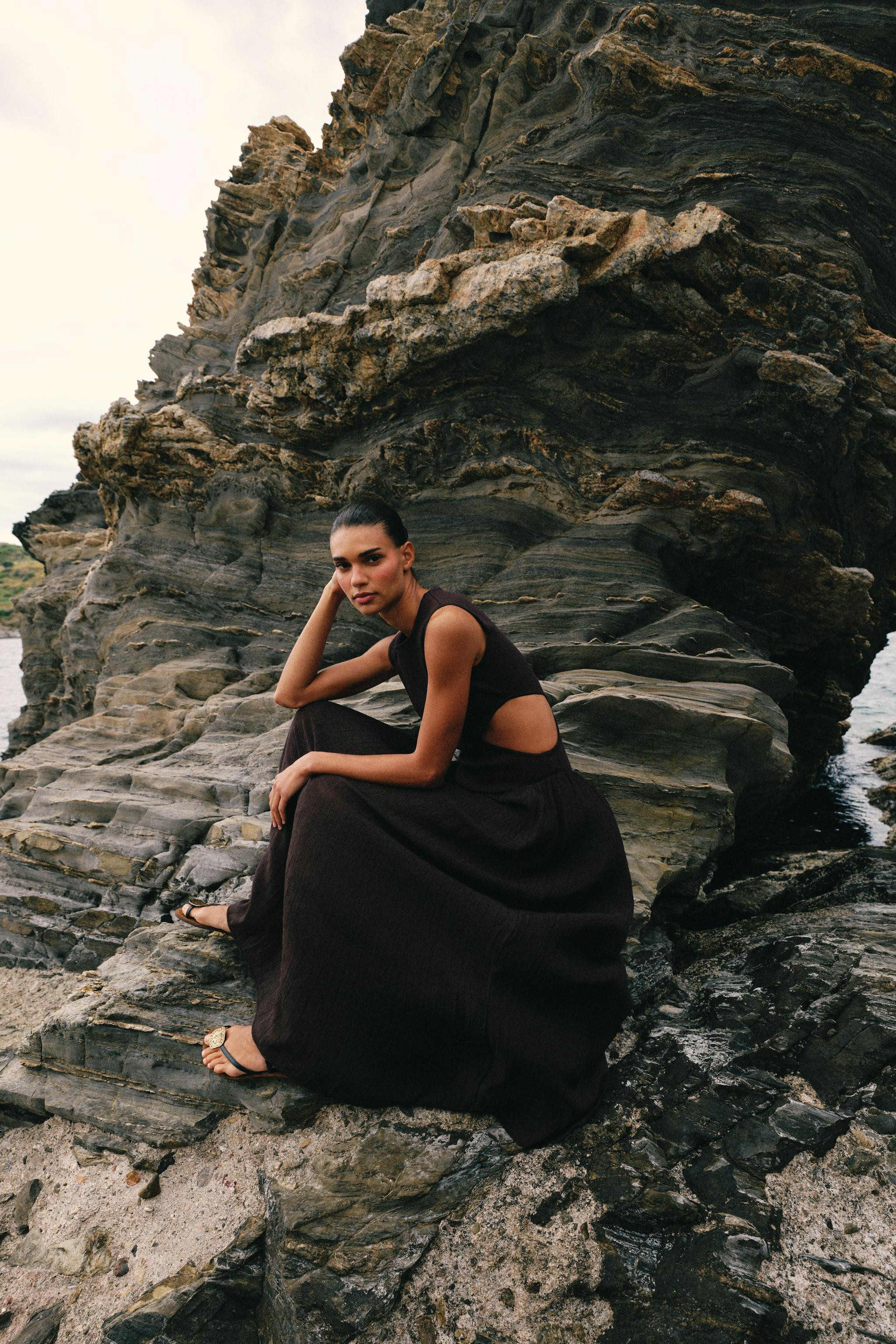 KNIT CUT-OUT DRESS | Zara UK