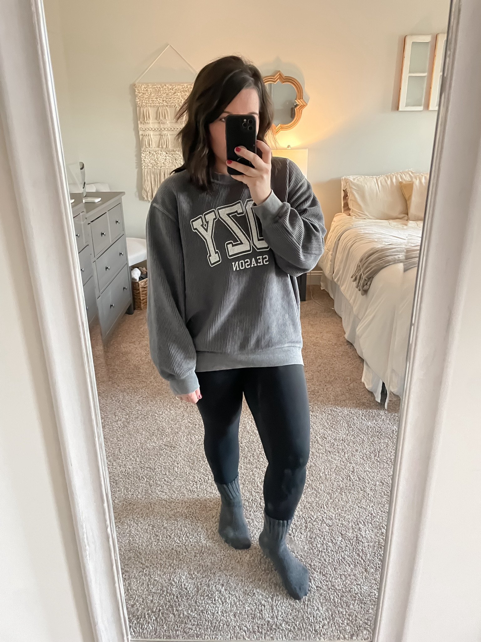 Cozy season 🖤



#LTKHome #LTKHoliday