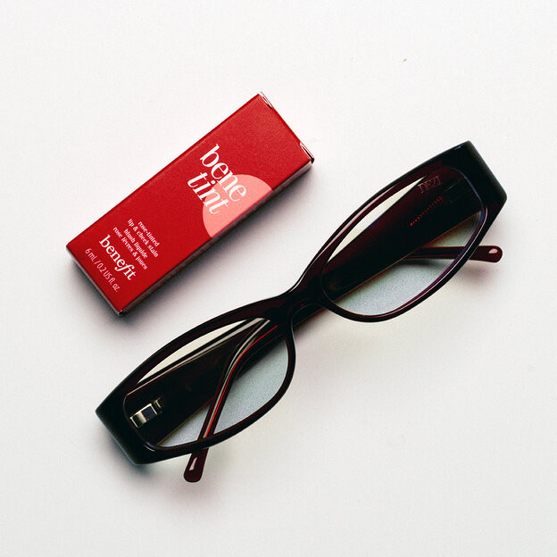 DEZI x Benefit Desk Sidez Blue Light Glasses
                            
                       ... | Benefit Cosmetics (US)