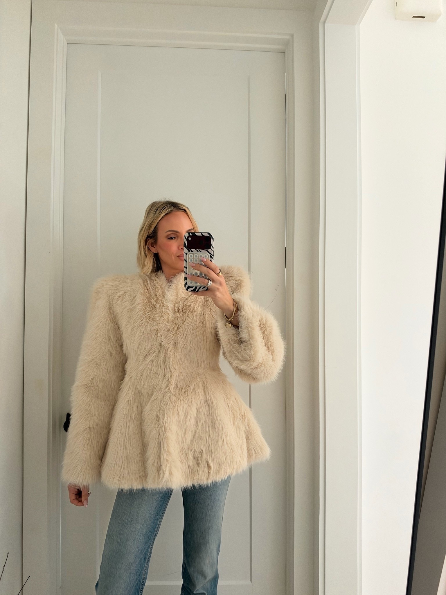 WOW. This coat is literally what dreams are made of. Now I just need it to get cold here in NC. It’s already oversized, order your usual size. I’m wearing a small, my usual size. What a statement ￼