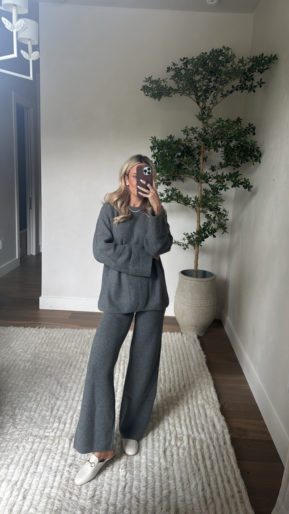 Fav sweater set I’ve ever worn!! So soft & the fit is perfect 🙌🏻 
Wearing an XS in pants, small in sweater 