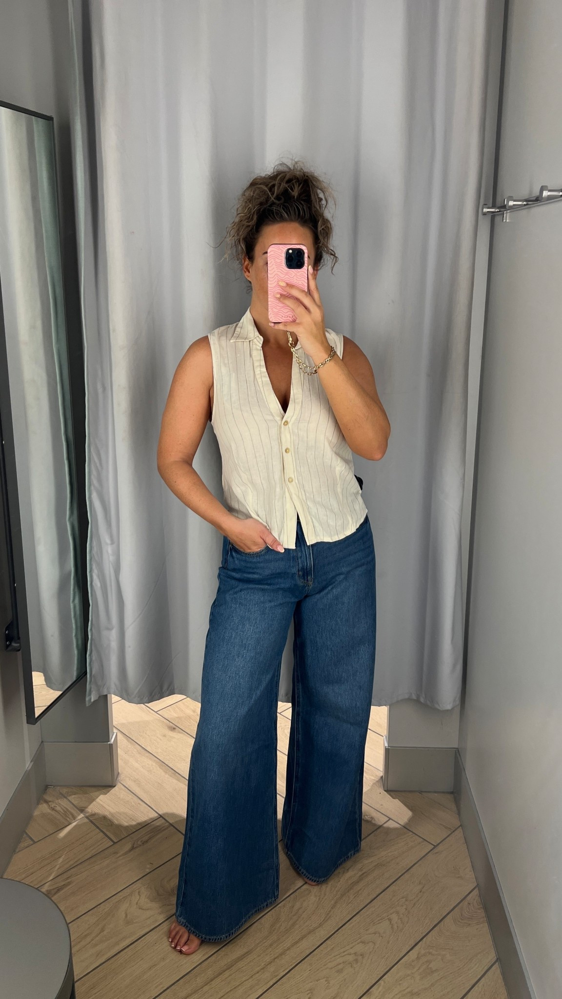 How nice is this casual outfit from H&M 🫶🏼

I’m a uk size 10, 5ft4 and I’m wearing the following sizes;
Top - size small
Jeans - size 10

Casual outfit, spring outfit, jeans, wide leg jeans, denim

#LTKstyletip #LTKuk #LTKspring