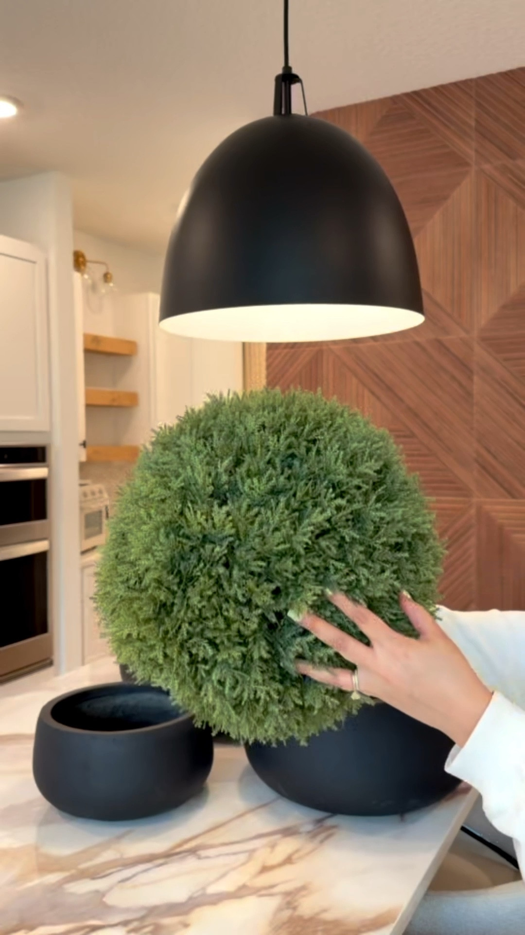 This planter set comes in different color options 🫶😍


Home
Home decor
Faux floral balls
Home refresh 
Modern home decor


#LTKHome