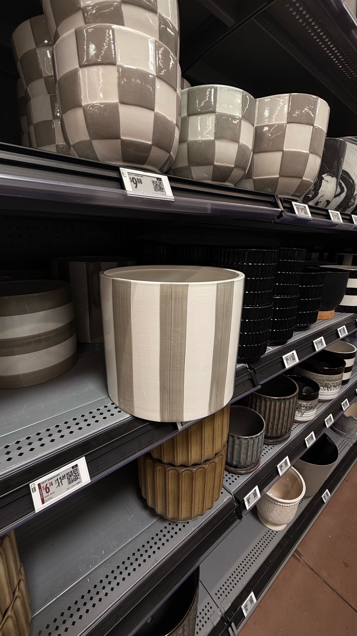 Found the cutest planter at Walmart and I am OBSESSED 😍 That gray and white stripe moment?? So chic, so clean, so chef’s kiss ✨ This is giving organic modern vibes without the boutique price tag 🙌 It’s currently on Rollback too so now is literally the perfect time to grab it! 🏃‍♀️

#WalmartHome #WalmartFinds #CeramicPlanter #StripedPlanter #HomeDecorFinds #OrganicModern #PlantMom #ModernHomeDecor #AffordableHomeDecor #PlantLover #HomeInspo #WalmartDecor #IndoorPlants #PlantDecor #NeutralHome
