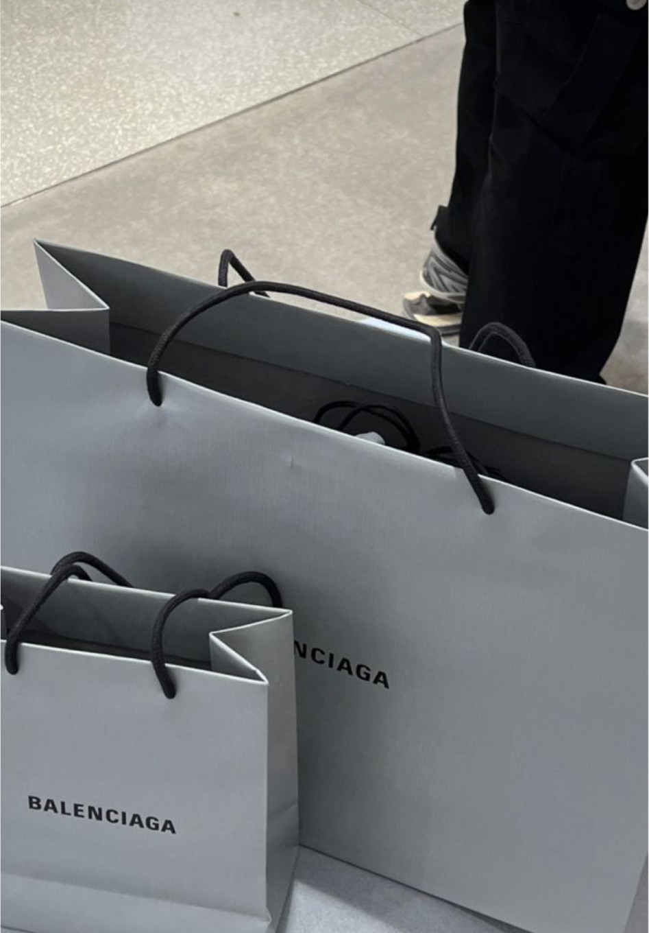 Balenciaga sale

#LTKAsia #LTKSeasonal #LTKaustralia